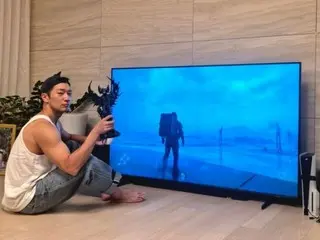 ソン・ソック、TVの前で床に座り込んでゲームに夢中…イ・ドンフィからは「テレビ台送りましょうか」とコメントが