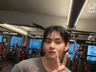 「BTS」V、たくましい肉体美と正反対の爽やかなビジュアル