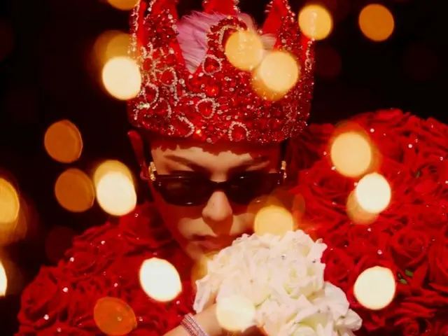 G-DRAGON（BIGBANG）、変化の鬼才らしく舞台で輝いた圧倒的存在感…まるでファッションショーのような華やかな衣装