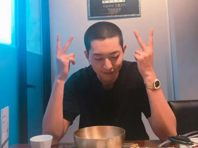 「CNBLUE」イ・ジョンシン、坊主頭にびっくり！…「きょうは入隊した日だった」