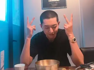 「CNBLUE」イ・ジョンシン、坊主頭にびっくり！…「きょうは入隊した日だった」