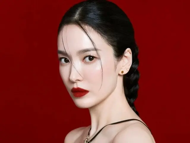 ソン・ヘギョ、赤いリップで輝く魅惑的に…“人ではない女神ビジュアル”