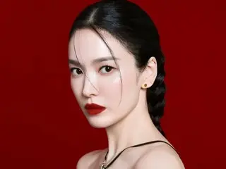 ソン・ヘギョ、赤いリップで輝く魅惑的に…“人ではない女神ビジュアル”