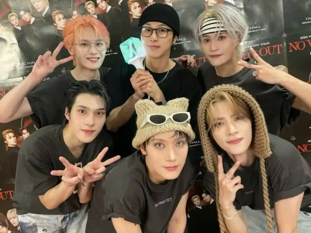 「東方神起」ユンホ、「WayV」と一緒に団体ショット…ペンライトを持って応援