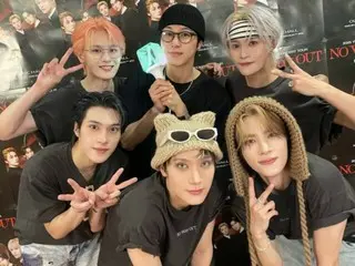 「東方神起」ユンホ、「WayV」と一緒に団体ショット…ペンライトを持って応援