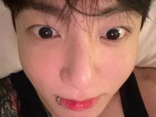 「BTS」JUNG KOOK、童顔ビジュアルの日常共有…肩とタトゥーはセクシー