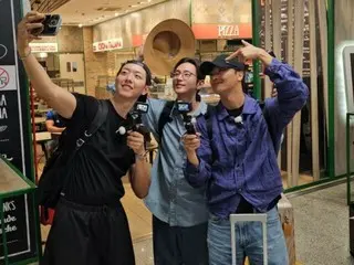 クォン・ユル×ヨン・ウジン×イ・ジョンシン（CNBLUE）、14時間フライト到着直後のビハインドカット…“自撮りに夢中な観光客”