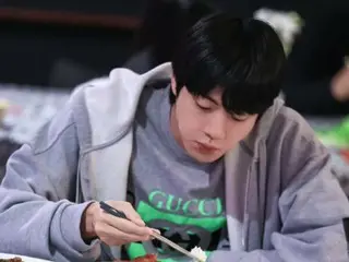 「BTS」JIN、ロンドンでも相変わらずかっこいい…見てるだけで思わず笑顔に