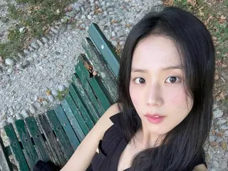 「BLACKPINK」ジス、ミラノで散策中公園でひとやすみ…ファッション都市の中の隠れた癒しスポット