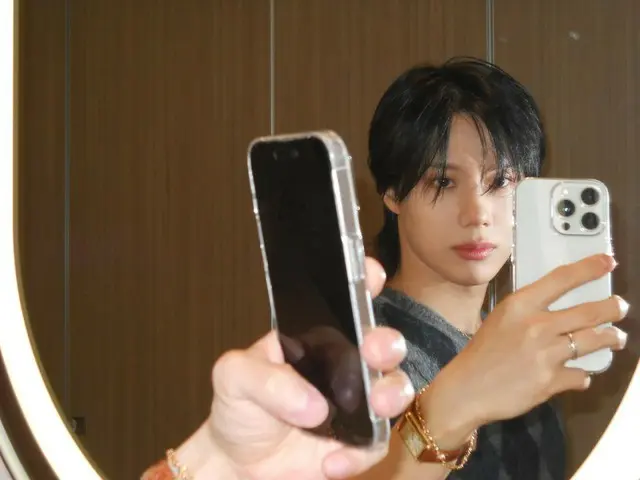 「SHINee」テミン、“鏡の中の自分をみつめる”静かな夏の昼間の感覚的なセルフィー