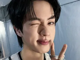 「BTS」JIN、キュートなウィンクとピース…「笑ってジャンプして歌った全ての時間が幸せ」