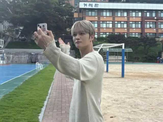 ジェジュン、母校を尋ねて懐かしさにひたる…さりげないオシャレも披露