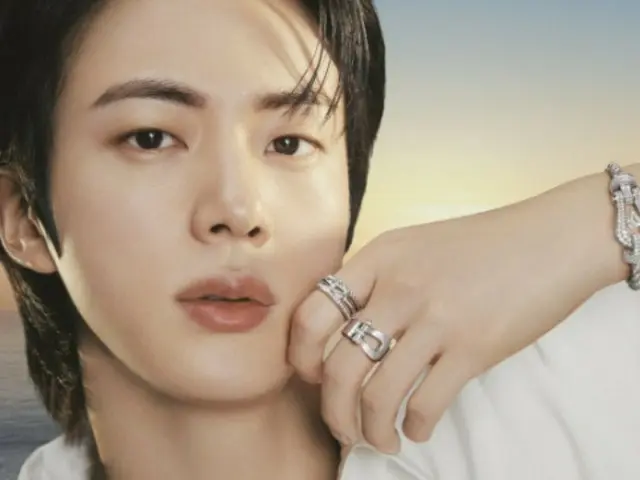 「BTS」JIN、“ワールドワイドハンサム”のビジュアルが輝くグラビア公開…“超豪華ジュエリーよりも輝いてる”