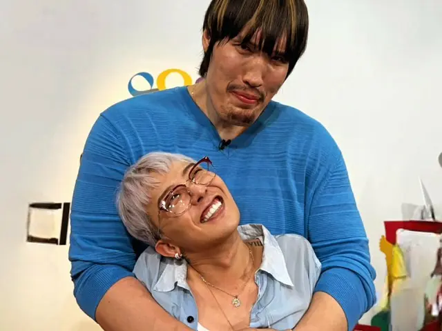G-DRAGON（BIGBANG）、チェ・ホンマンにバックハグされかわいい笑顔