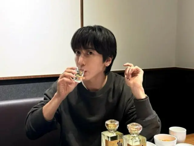 「CNBLUE」ジョン・ヨンファ、焼酎を飲みながらキュートな魅力アピール