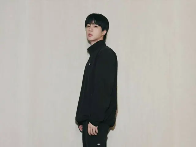 「BTS」JIN、スポーティルックもファッショナブルに着こなすセンス
