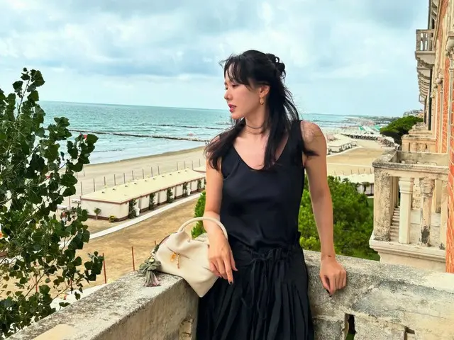 女優ソン・イェジン、ベネチアに現れたブラックドレスの女神