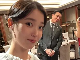 IU（アイユー）、専属ボディーガードとのお茶目なツーショット