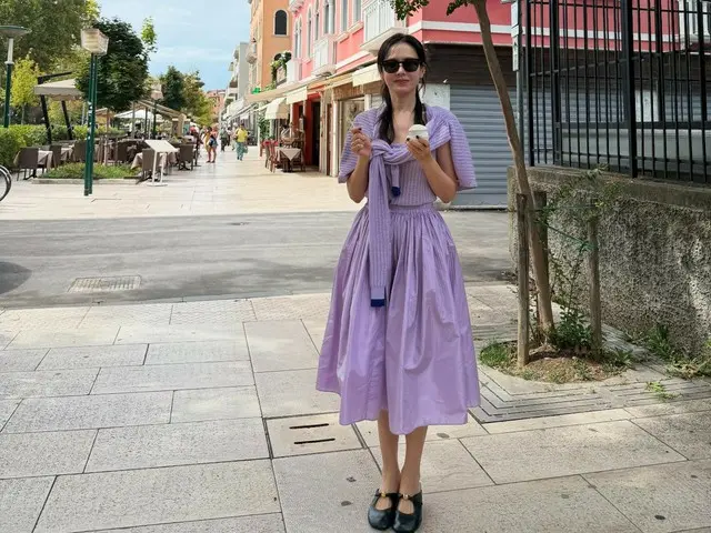 女優ソン・イェジン、薄紫色のワンピースを着たベネチアの女神様