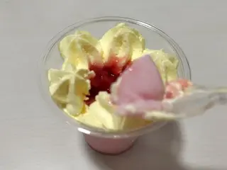 セブンイレブンで新発売のいちごみるくぷりん！