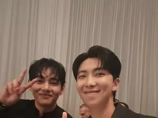 「BTS」RM＆V、仲のいいツーショット…シックであたたかいピース！