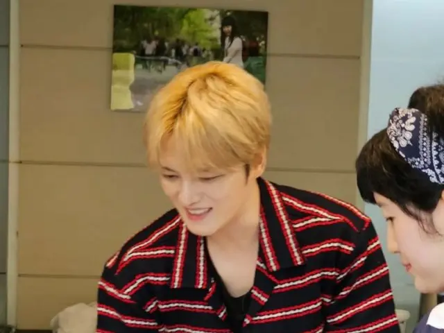 ジェジュン、子犬たちと楽しいひと時…笑顔がすてき