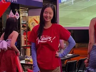 キム・ゴウン、2002年の赤い悪魔に変身…「テーハミングッ（大韓民国）」が聴こえてきそう
