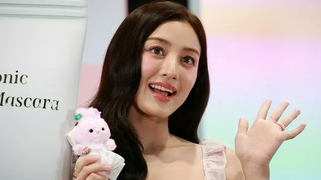 TWICEジヒョ、渋谷に降臨　アイメイクの秘訣語る
