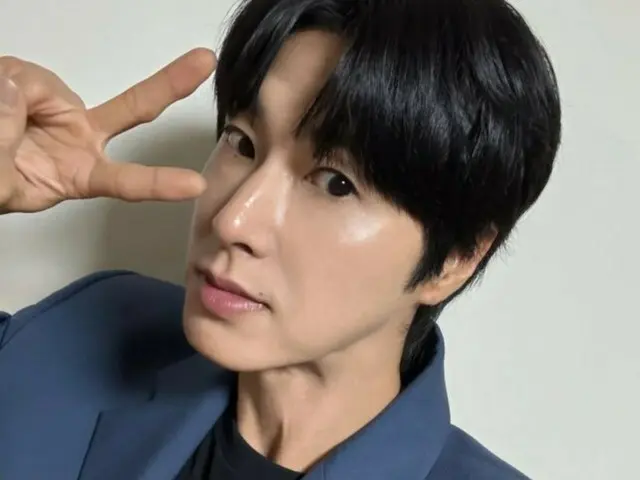 「東方神起」ユンホ、すっきりとしたジャケット姿…キュートなピース