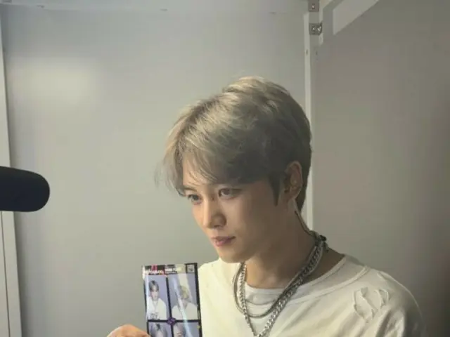 ジェジュン、バックステージでの生の姿公開…全力を尽くすプロのオーラ