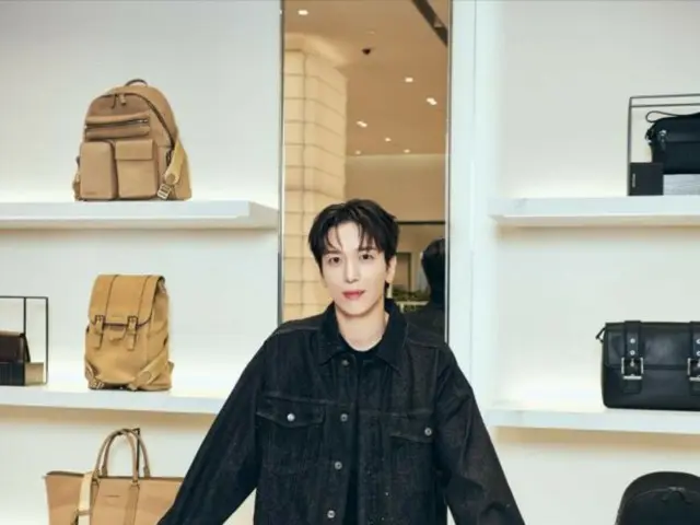 「CNBLUE」ジョン・ヨンファ、オールブラックでさりげないオシャレ…ハイブランドの中でも輝く存在感（動画あり）