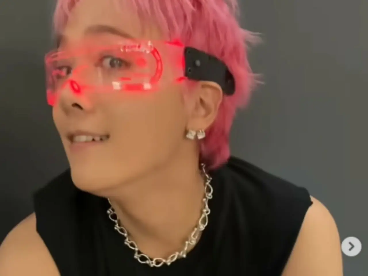 FTISLAND」イ・ホンギ、七色に光るメガネがお気に入り？…「次は