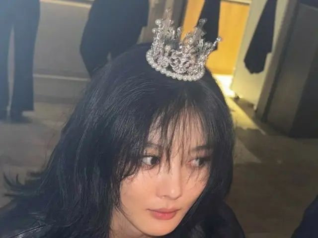 キム・ユジョン、レザージャケットにティアラの異種コーデ…どんな姿でもかわいいお人形美貌