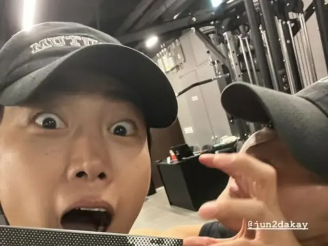 「2PM」テギョン、Jun. Kと子供のようにじゃれ合う姿