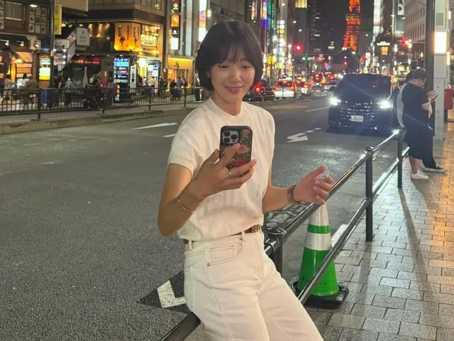 女優パク・シネ、東京タワーをバックに撮った写真を共有…“旅行に行きたいな”