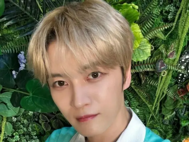 ジェジュン、エムラルドグリーンで爽やかさがいっそうアップ