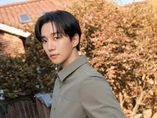 「2PM」ジュノ、秋のムードにあふれたシンプルなシャツスタイル
