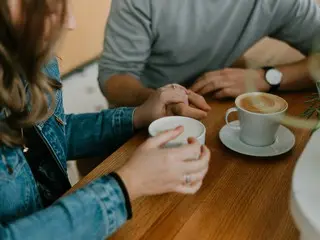 これだけは気をつけたい！初デートで「印象ダウン」しがちな行動って？