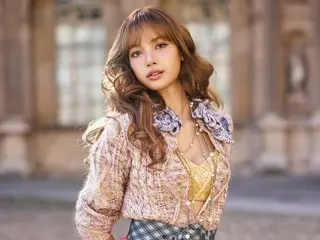 「BLACKPINK」リサ、バービー人形が転生したような美貌…「Stray Kids」フィリックスとのツーショットも