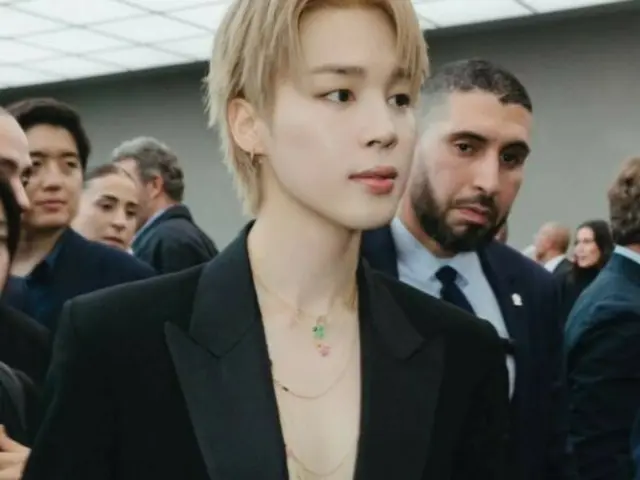 「BTS」JIMIN、ブラックとゴールドでセクシーな魅力アピール…「ディオール」パリコレクションを掌握