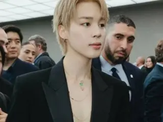 「BTS」JIMIN、ブラックとゴールドでセクシーな魅力アピール…「ディオール」パリコレクションを掌握