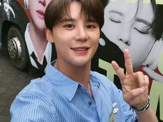 ジュンス、上海ファンの愛を受けて明るい微笑み…ラッピングバスの前でポーズ！
