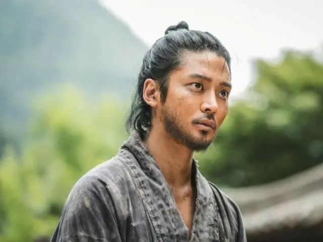 ロウン、「濁流」での圧倒的な存在感と熱演で好評を集める