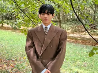 「BTS」V、パリでのファッションベントのビハインドカット大放出…予測不能な魅力爆発