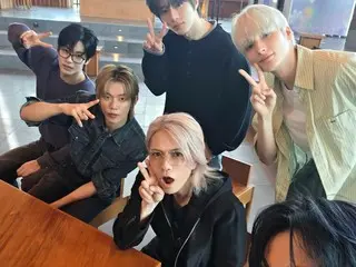 「TOMORROW X TOGETHER」、「L’Arc～en～Ciel」HYDEと一緒にピース！