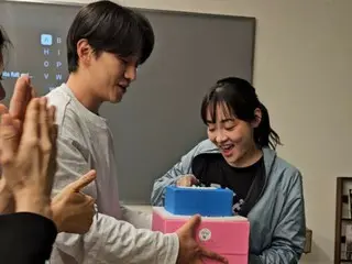 「2PM」ジュノ＆キム・ミンハ、「テプン商事」のクランクアップ前に第3話を団体視聴…“もっと面白くなる”（動画あり）