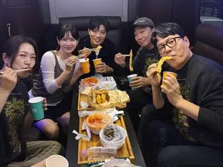 女優ソン・イェジン、映画「仕方ない」の共演俳優たちと最後の舞台あいさつの後にトッポッキパーティー