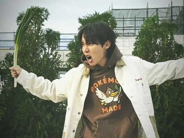 「BTS」J-HOPE、ネギ持って“カモネギ”？！…ポケモンコーデが話題