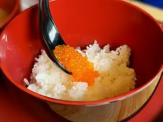 ニジマスの採卵体験と生しぼりイクラ丼を味わうイベント開催