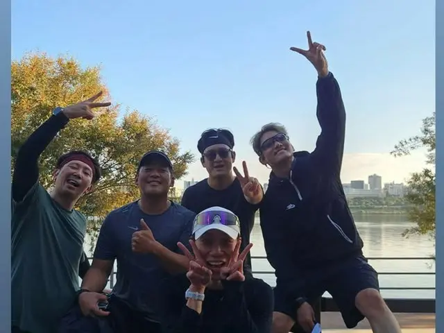 「東方神起」チャンミン、久しぶりに朝のランニング…満面の笑みでピース